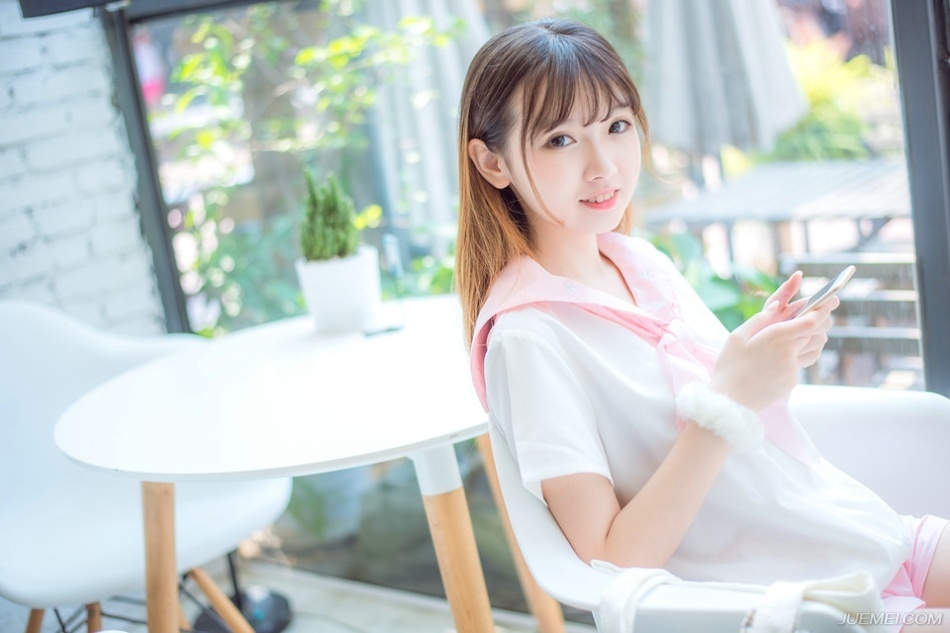 当众人警惕的来到营寨的时候，看着围在原本存放王印的房舍之外，一圈圈横七竖八的尸体以各种姿势倒在地上的时候，还是吃了一惊，不是因为死人，而是因为众人经过确认之后，这留在营寨里的四百人，竟然没有一个活口。
